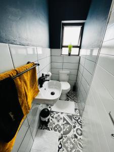Baño pequeño con aseo y lavamanos en Kates Nest Guesthouse Oshakati, en Oshakati