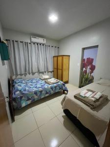 Ein Bett oder Betten in einem Zimmer der Unterkunft Suítes privadas em casa espaçosa