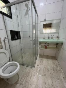 Salle de bains dans l'établissement Suítes privadas em casa espaçosa