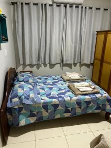 Un ou plusieurs lits dans un hébergement de l'établissement Suítes privadas em casa espaçosa