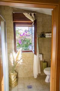 ein Bad mit einem WC und einem Fenster in der Unterkunft Apartment Nely - sea, terrace and peace in Trogir