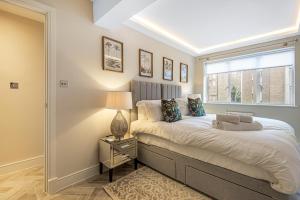 a bedroom with a bed and a window at Flat 5 in London