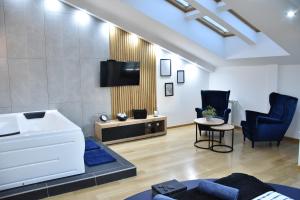Televiisor ja/või meelelahutuskeskus majutusasutuses Hedonist-Kapije Lounge & Stay