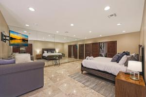 Un pat sau paturi într-o cameră la Luxury Estate, Sleeps 24, Sonoran by HomeStakes Stays +41 fotografii