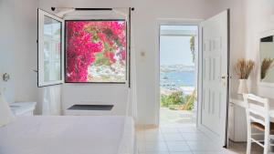 Cama ou camas em um quarto em Rhenia Hotel