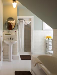 A bathroom at Cabernet House, an Old World Inn