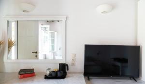 Uma TV ou centro de entretenimento em Rhenia Hotel