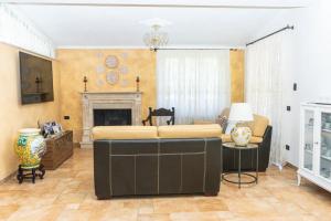 ein Wohnzimmer mit einem Sofa und einem Kamin in der Unterkunft Relais Ruggiero in Le Castella