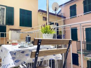 mesa con mantel en el balcón en La Casa di Lenù, en Riomaggiore