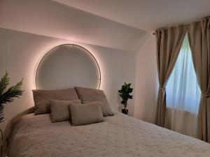 een slaapkamer met een groot bed en een grote spiegel bij Apartma Katarina in Bled