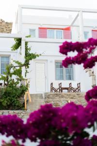 Um jardim em Rhenia Hotel