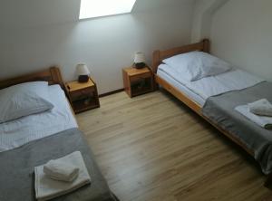 2 camas en una habitación con 2 mesitas de noche en Willa Epiona, en Stepnica