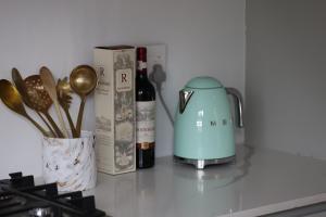 una barra de cocina con una botella de vino y una licuadora en The Paarl Grand en Paarl