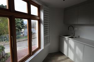 eine Küche mit einem Waschbecken und einem Fenster in der Unterkunft The Paarl Grand in Paarl