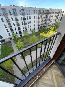 Apartamento con balcón con vistas a un patio. en ECRU Port Praski Stylish Apartment near Old Town WWA33, en Varsovia