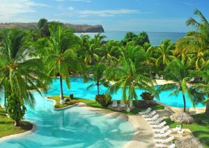 una vista aérea de un complejo con palmeras y piscina en Fiesta Resort All Inclusive Central Pacific - Costa Rica, en El Roble