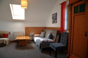 a living room with a couch and a table at Duży apartament w Karpaczu, cisza, parking, balkon lub taras, zieleń, plac zabaw, sklep 5min in Karpacz +13 photos