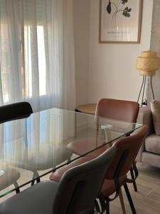 トレビエハにあるSan pascualのリビングルーム(ガラスのテーブル、椅子付)