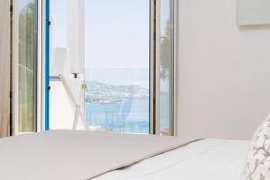 Cama ou camas em um quarto em Rhenia Hotel