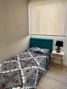 トレビエハにあるSan pascualのベッドルーム1室(ベッド1台、ランプ付きテーブル付)