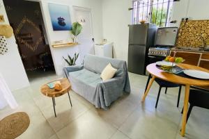 - un salon avec une chaise et une table dans l'établissement Ecozy studio, à Mahébourg