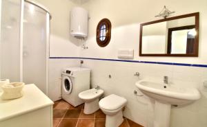 パレルモにあるAppartamenti-Residence Al Massimoのバスルーム(トイレ、洗面台、鏡付)