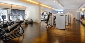 einen Fitnessraum mit Laufbändern und Kardiogeräten in einem Zimmer in der Unterkunft 2 BR in Wall Street in New York