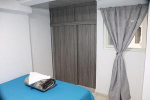 een kamer met een bed met een gordijn en een raam bij Apartahotel Tia Ines in Montenegro