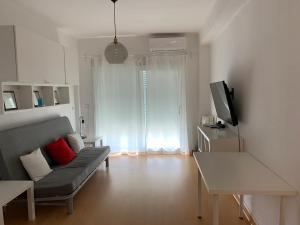 ein Wohnzimmer mit einem Sofa und einem TV in der Unterkunft Estudio Granada in Nerja