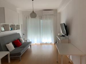 salon z kanapą i telewizorem w obiekcie Estudio Granada w mieście Nerja