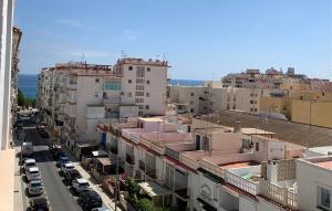 eine Luftansicht einer Stadt mit Gebäuden und Autos in der Unterkunft Estudio Granada in Nerja