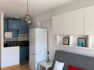 kuchnia z białą lodówką w pokoju w obiekcie Estudio Granada w mieście Nerja