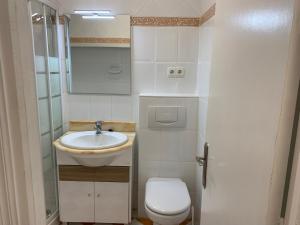 mała łazienka z umywalką i toaletą w obiekcie Estudio Granada w mieście Nerja