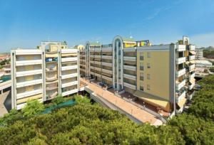 een luchtfoto van gebouwen in een stad bij Residence Cristoforo Colombo - Carraro Immobiliare - Family Apartments in Caorle