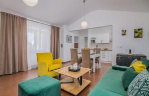 ein Wohnzimmer mit Sofa, Stühlen und einem Tisch in der Unterkunft Apartment Marina in Malinska