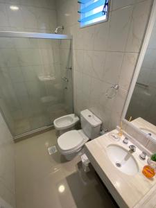 a bathroom with a toilet and a sink and a shower at Cálido y Amplio Dpto Céntrico 1D in Formosa