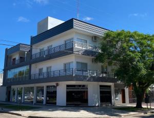 un edificio blanco con balcón en la parte superior en Cálido y Amplio Dpto Céntrico 1D en Formosa