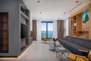 Una sala de estar con un sofá y un televisor. en Bura, en Marusici 