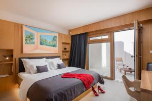 Un dormitorio con una cama y una ventana grande. en Bura, en Marusici  69 fotos más