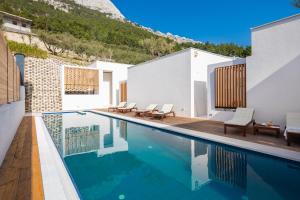 Villa con piscina con montañas de fondo en Bura, en Marusici 