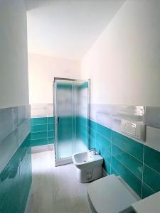 un bagno con doccia, WC e lavandino di Affittimoderni La Maddalena - MADA22 a La Maddalena