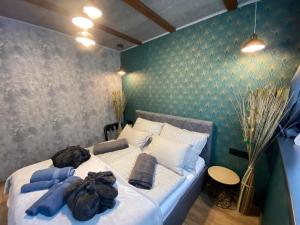 una camera da letto con un letto e asciugamani di Loft Paradise a Győr