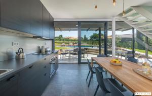 uma cozinha com uma mesa de madeira e uma sala de jantar em Caeli em Petehi