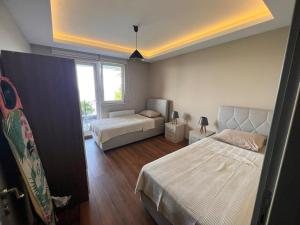 1 Schlafzimmer mit 2 Betten und einem Fenster in der Unterkunft Trabzon Villa in Trabzon