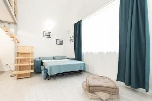 een ziekenhuiskamer met een bed en een stoel bij Sea Loft Quinto - A due passi dal mare in Genua