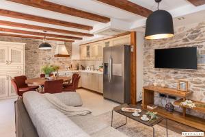 a living room with a couch and a kitchen at Ij Dvori in Skradin