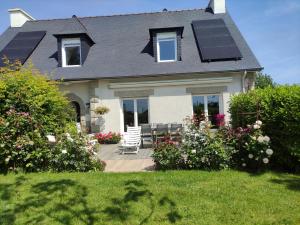 ein Haus mit Sonnenkollektoren auf dem Dach in der Unterkunft Les Chambres des Badious in Plerguer