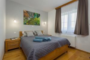 - une chambre avec un lit doté d'oreillers bleus dans l'établissement Krase, à Rakalj