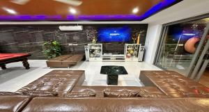 TV a/nebo společenská místnost v ubytování Villa Jacuzzi Seaview Villa