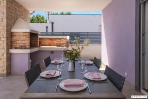 a table with plates and napkins on top at Lavanda-labin in Veli Turini